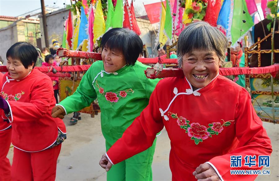 1月2日，河北石家庄市赞皇县陈村的村民在表演“抬皇杠”。新华社发（张晓峰 摄）