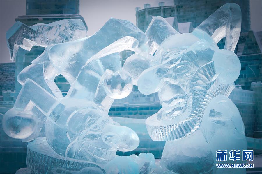 在哈尔滨冰雪大世界内拍摄的冰雕作品（1月8日摄）。 近日，在哈尔滨冰雪大世界园区内举行的各项冰雕赛事中，经过来自世界各地的冰雕选手悉心雕琢，一块块冰变身为精美的艺术作品，数十座冰雕仿佛晶莹剔透的出“冰”芙蓉。 新华社记者 王松 摄