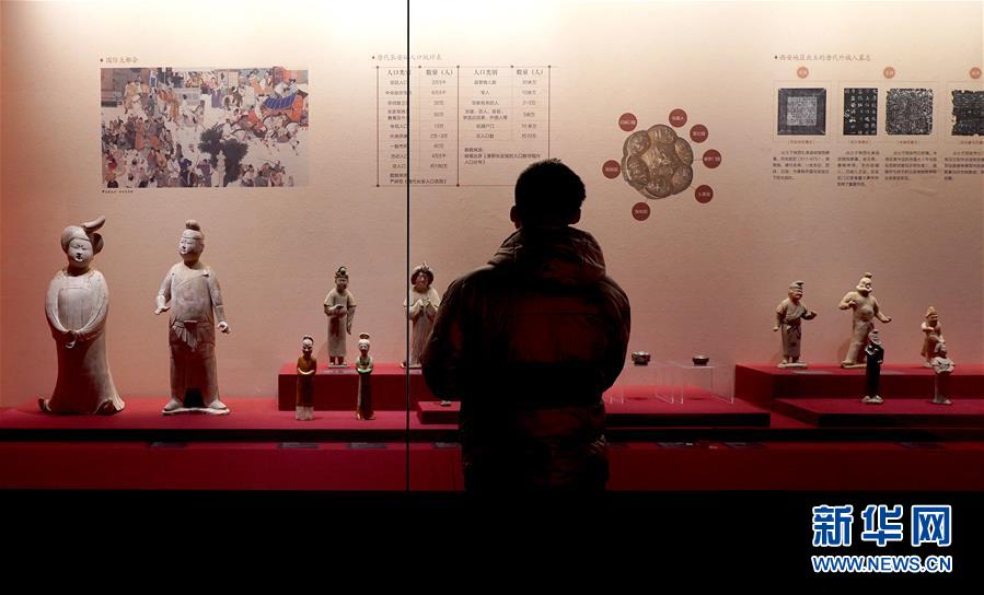 　参观者在西安博物院观看“乐居长安—唐都长安人的生活”展（1月20日摄）。新华社记者 刘潇 摄
