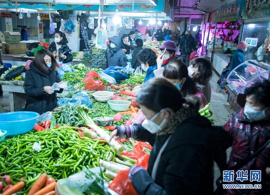 　1月23日，在武汉宏祥路生鲜市场，市民在挑选菜品。 当日，市民佩戴口罩有序在市场、超市等地购买生活物资。 新华社记者肖艺九摄