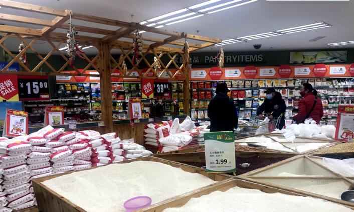 大年初三实地探访西安各大超市 米面油、鲜蔬等生活必需品供应充足