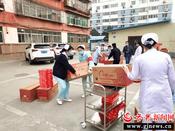 民盟寶雞公益支部向抗擊疫情一線工作人員贈送慰問品
