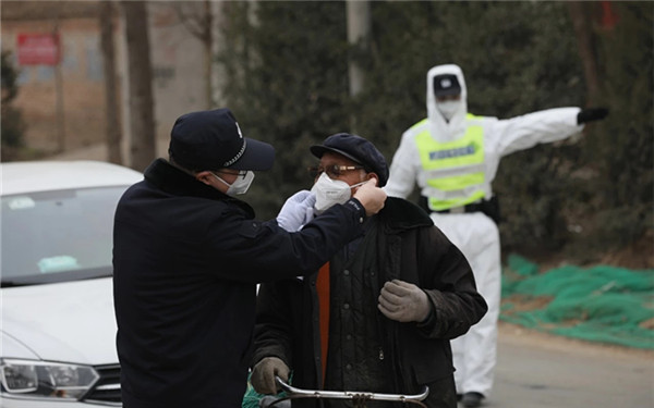 哭了~暖心民警VS“硬核大爷”：我没有口罩 我也没戴过口罩