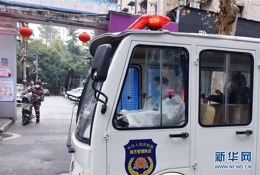 　2月10日，一辆转运车在武汉市江汉区德望社区接到一位确诊患者送往“方舱医院”。 新华社记者李贺摄
