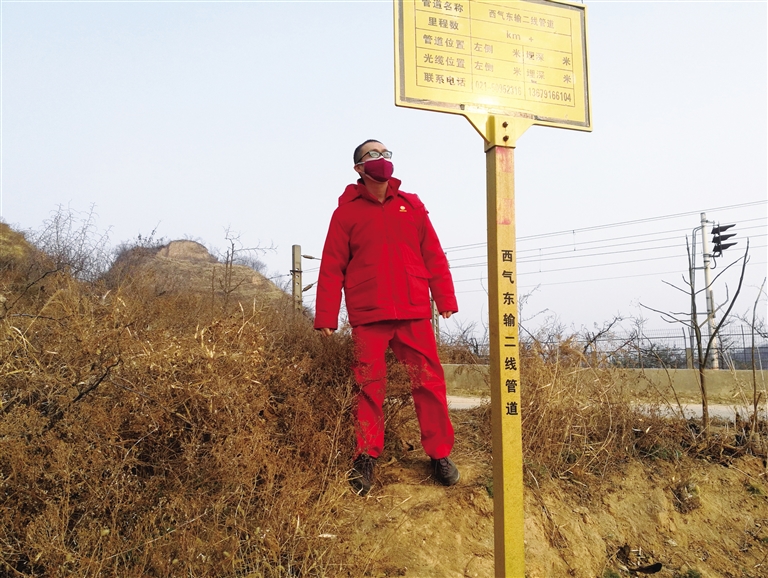 2月5日，潼关作业区线路管理员外出巡护，查看西气东输二线穿越陇海铁路部位。通讯员   王建军摄