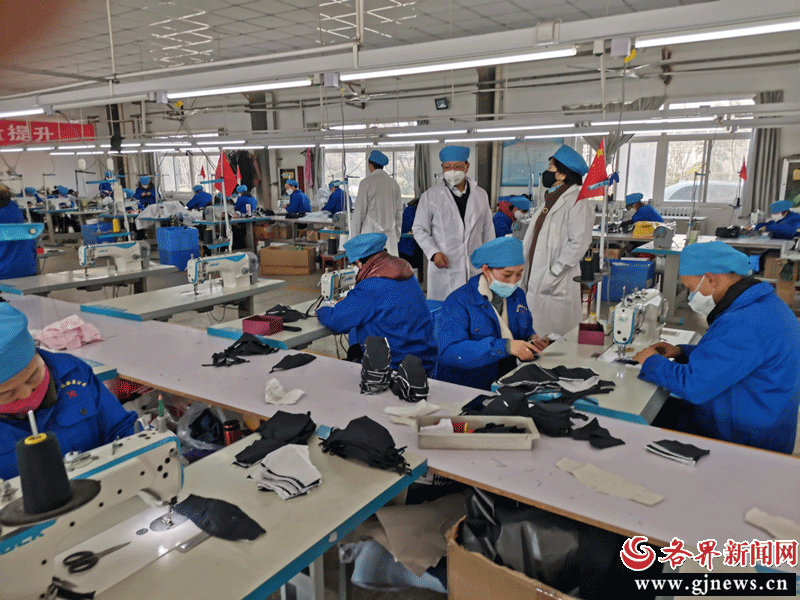 舒玉民积极参与并组织公司利用现有服 装生产设备紧急转产，生产新型“防病毒口罩”