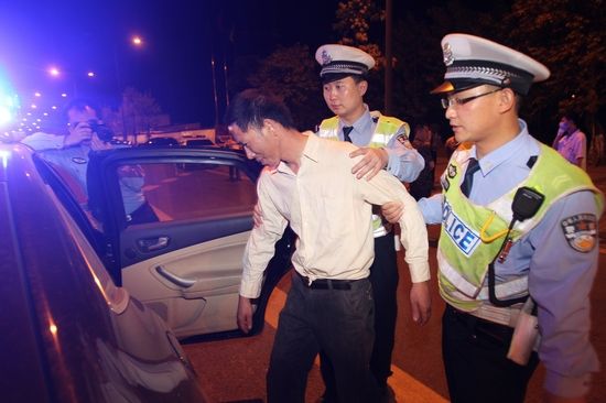 自稱在家待8天“憋不住了” 男子醉駕沖卡咬民警