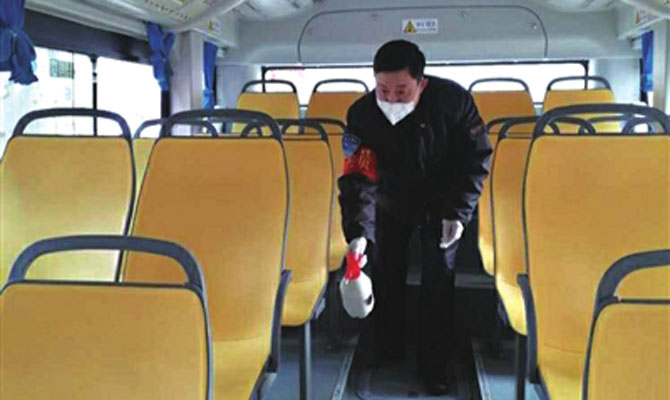 一趟公交车 寥寥几个乘客 “最孤独”的坚守 护航市民出行