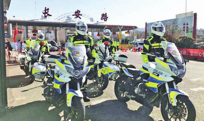 雁塔交警开道传递“西安温度”
