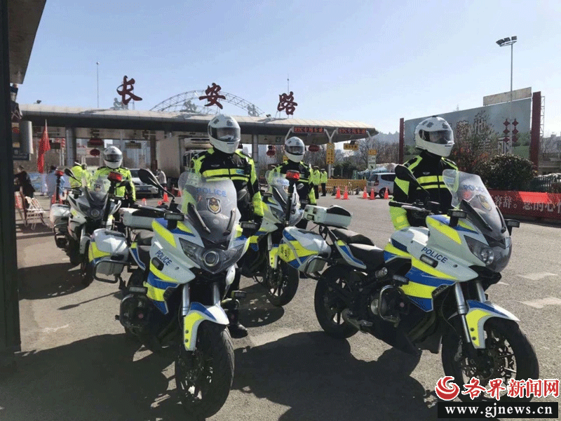 西安交警雁塔大队“暖心铁骑护卫队”