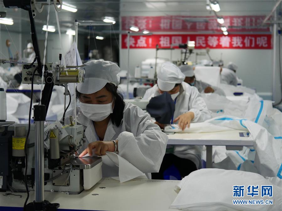 深中海医疗用品有限公司的工人在生产防护衣（2月23日摄）。新华社记者 王丰 摄