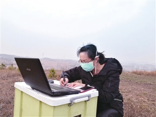 西安一高校教師因疫情被“困”湖北 爬山坡找信號上網(wǎng)課
