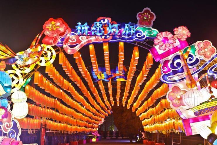 城墙灯会五彩缤纷 “西安夜”吸引市民流连忘返