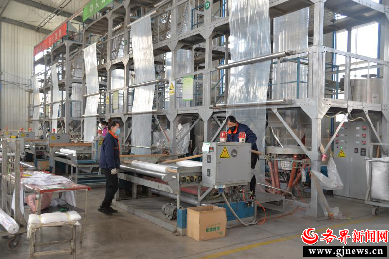 华伟塑业厂区工人正在生产农膜和滴灌袋