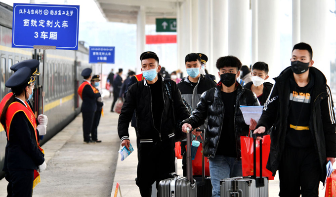 政府“定制火车”助力务工者出行