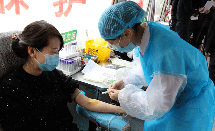 献血战“疫”为爱加油