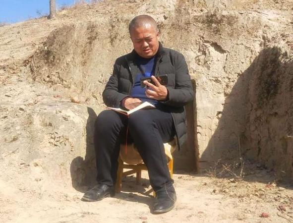 定边中学英语教师山梁梁上做直播 学生家长：山梁梁最美男主播