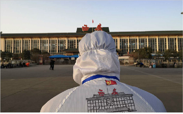 萌化了！西安民警在防护服上画出美丽图案 承载美好祝愿