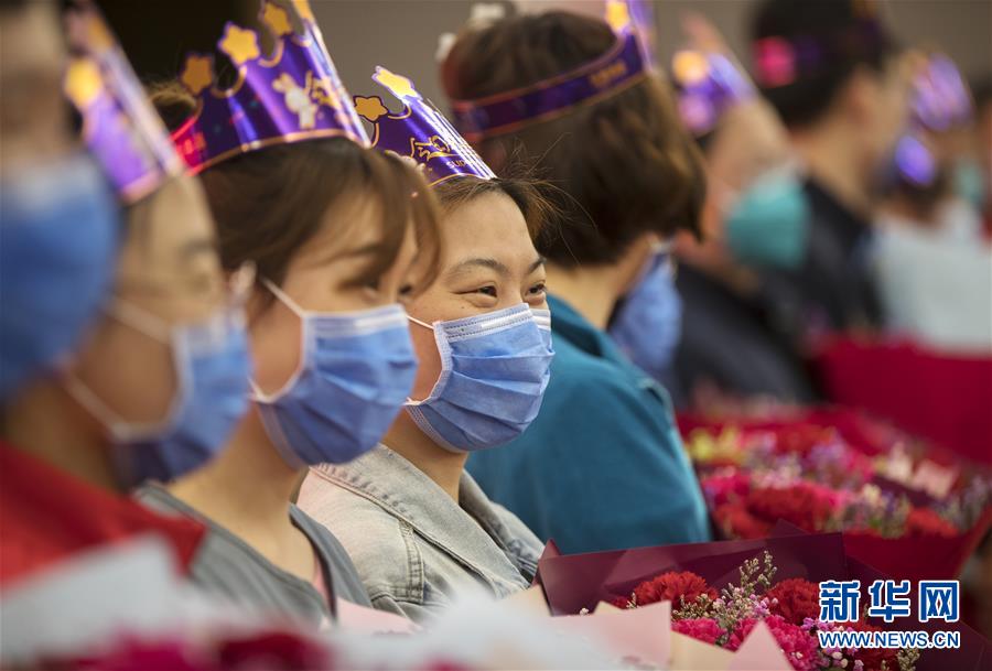 3月8日，在武汉市蔡甸区明德酒店，北京市属医院医疗队队员参加庆祝 “三八”妇女节活动暨三月集体生日会。 新华社记者 费茂华 摄