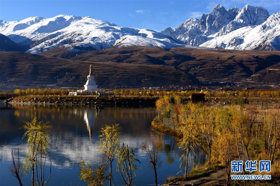 这是甘孜藏族自治州甘孜县境内的景色（2019年11月3日摄）。新华社记者 陈天湖 摄