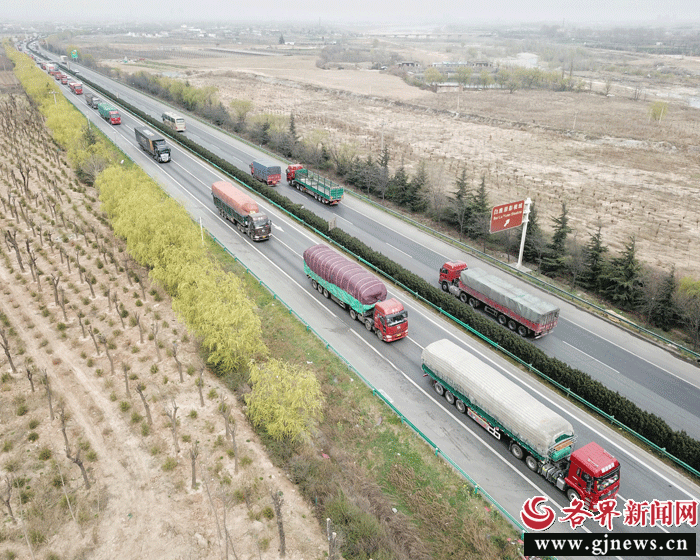 3月16日，一辆辆满载货物的大型货车，行驶在西汉高速公路上。 