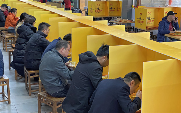 西安多家餐厅上线“分餐”模式 少了热闹却多了安全