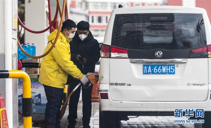 　3月17日，吉林省长春市一处加油站工作人员为车辆加油。 国家发展改革委17日宣布，按照现行成品油价格形成机制，自2020年3月17日24时起，国内汽油、柴油价格每吨分别降低1015元和975元。 新华社记者 许畅 摄