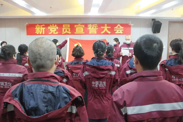 寶雞市中醫(yī)醫(yī)院支援湖北醫(yī)護人員在抗疫一線光榮入黨