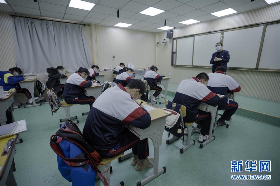 3月14日，青海省海北藏族自治州第一高级中学教师吴志亮为高三年级学生上课。 新华社记者 吴刚 摄