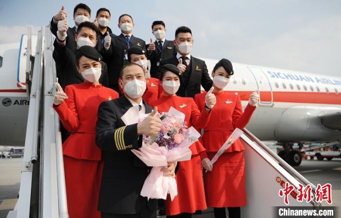 “英雄机长”刘传健机组接援湖北医疗队队员回家并亮相。　刘忠俊 摄