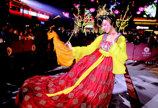 不倒翁小姐姐复工了！摔碗酒免费体验摔一碗 西安永兴坊恢复开园