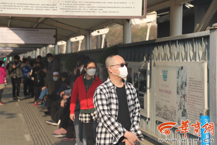 早晨八点半，陕西历史博物馆门口就已经有20余名游客等候排队。
