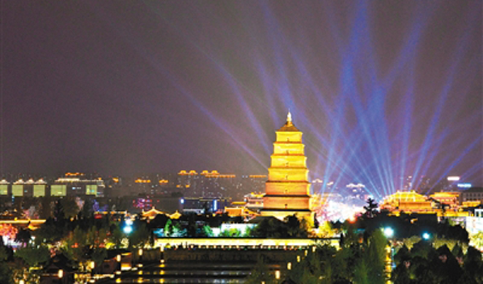 西安响应“地球一小时” 钟楼大雁塔等地标“素颜”