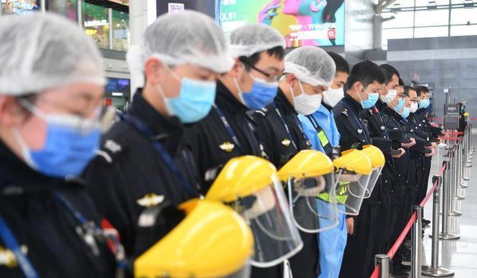 陕西群众悼念新冠肺炎疫情牺牲烈士和逝世同胞