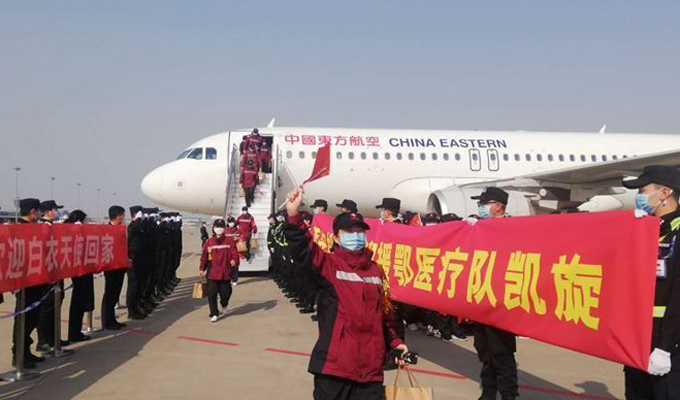 彩虹水门”迎接陕西第二批医疗队回家 战疫时间长达65天