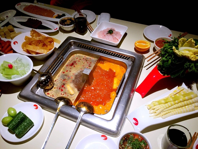 餐飲成本因疫情上漲引發(fā)熱議 市民：工資沒(méi)漲，海底撈漲了
