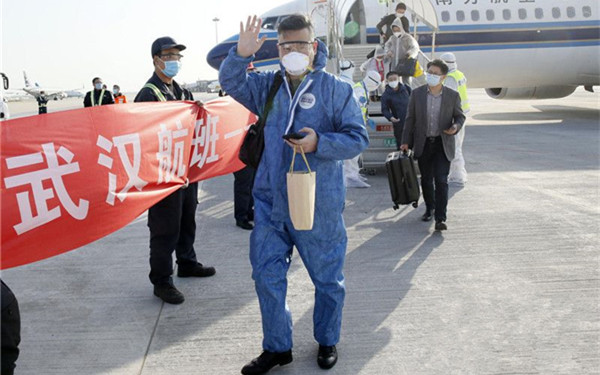 武汉解封后首班飞机昨日抵达西安 乘客：高兴！