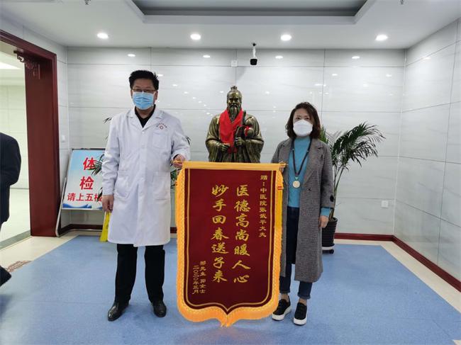 毅然請(qǐng)戰(zhàn)，獻(xiàn)血捐贈(zèng)，線上義診，嚴(yán)防死守  這個(gè)白衣抗疫戰(zhàn)士逆行風(fēng)雨很硬核！