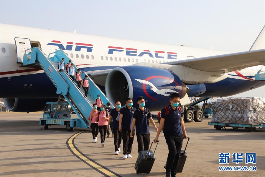 4月8日，在尼日利亚阿布贾国际机场，中国铁建集团赴尼日利亚防疫工作组成员走下飞机。