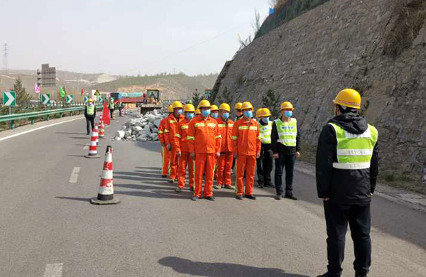 高交大隊榆神中隊聯(lián)合高速路政開展防洪演練