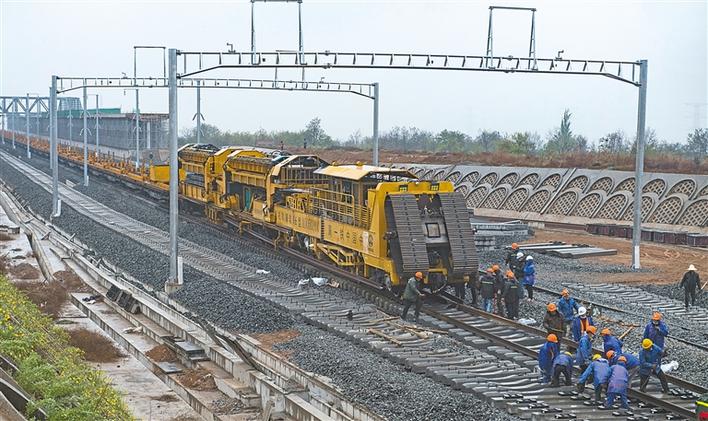 冒风雨　铺轨忙