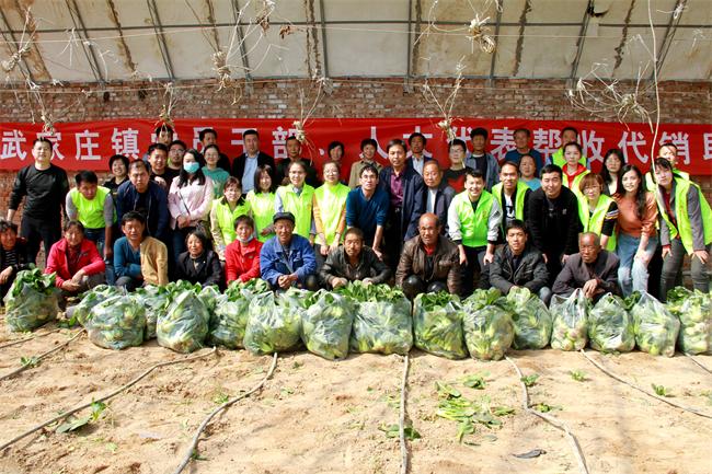 府谷縣武家莊鎮(zhèn)：幫收代銷(xiāo)助脫貧 干群攜手忙致富
