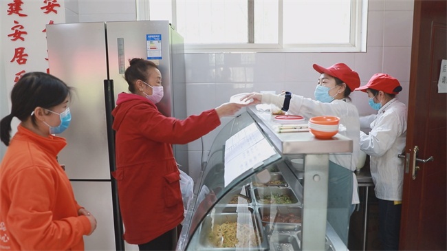 復(fù)工進(jìn)行時(shí)—— “幸福餐廳”開飯啦！西安牡丹莊園社區(qū)老年助餐點(diǎn)恢復(fù)營(yíng)業(yè)