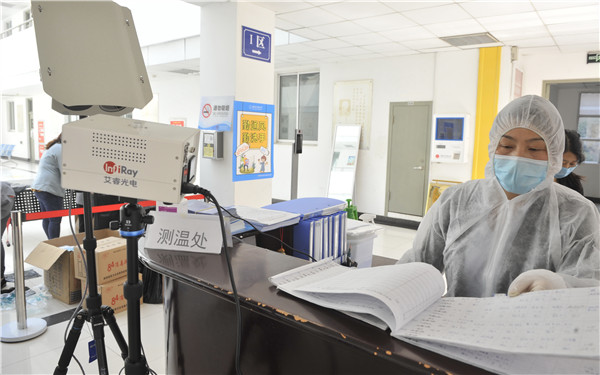 陕西高校开学首日：为师生做核酸检测 发放“爱心防疫包”