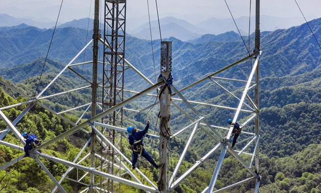 秦岭之巅的特高压电网建设者