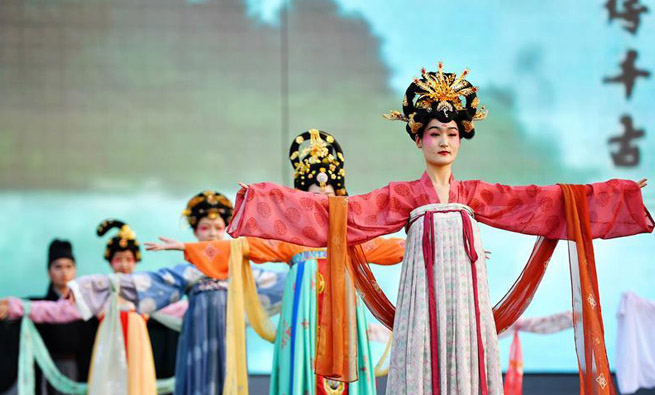 西安：华服走秀展示盛唐风貌