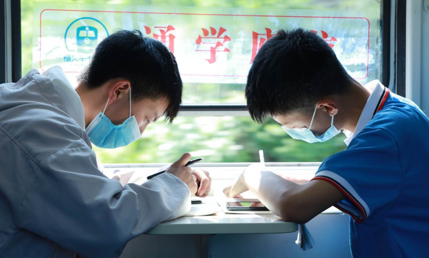 “我们的‘校车’是火车！”