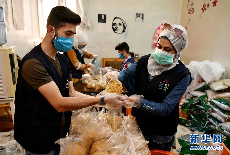 （国际疫情·图文互动）（3）通讯：疫情中，那抹笑容最难忘——记向困难家庭发放爱心包裹的叙利亚青年志愿者