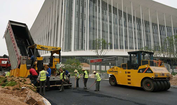 致敬奋战的建设者