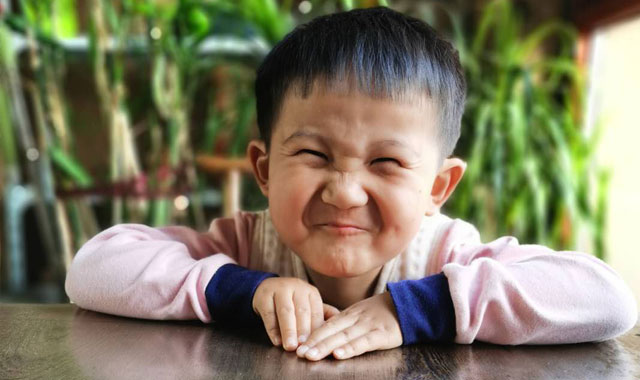 当一个人微笑时，世界便会爱上他